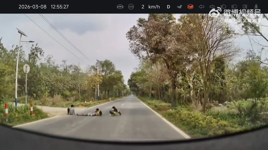 4 đứa trẻ nằm lỳ giữa đường giả làm gờ giảm tốc khiến tài xế thót tim