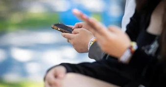 Anh sẽ áp dụng lệnh giới nghiêm trên mạng xã hội với người 16-17 tuổi