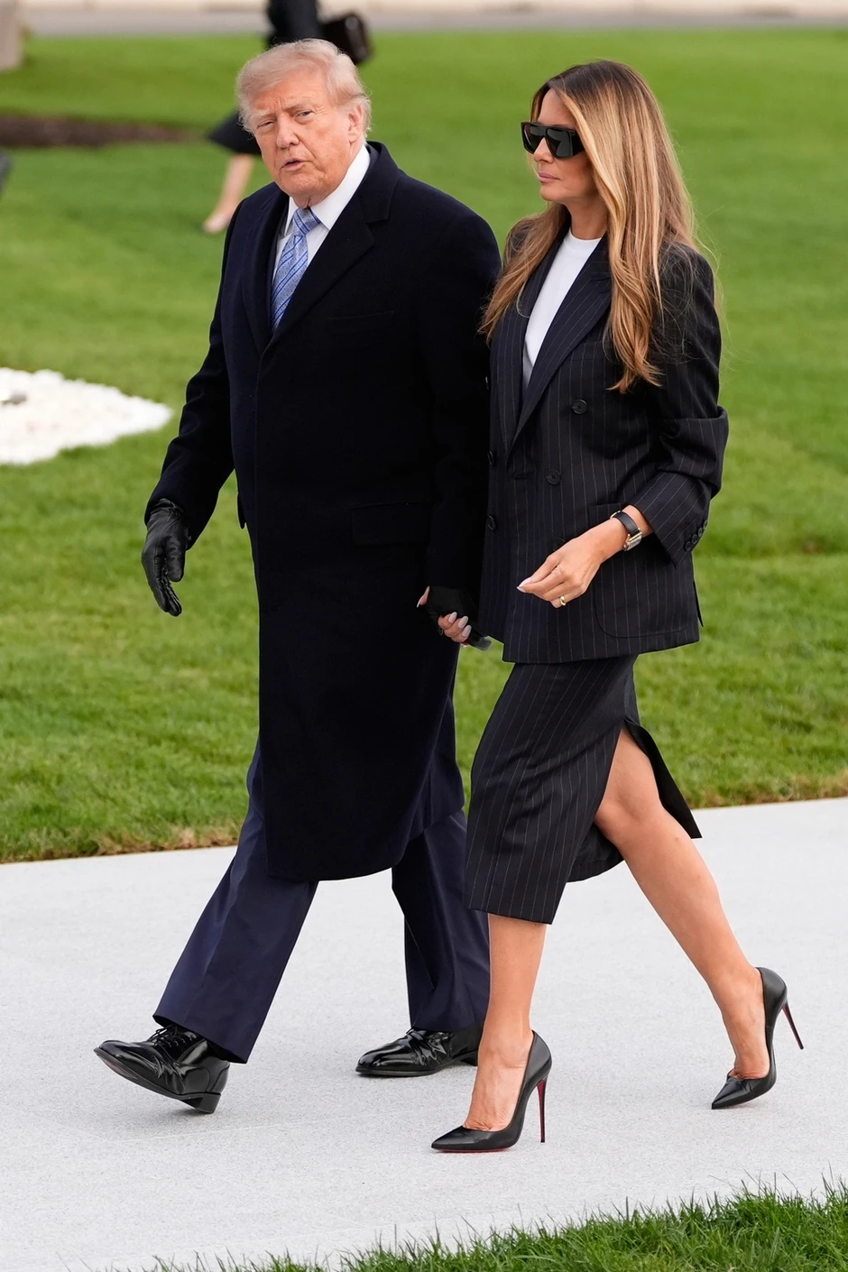 Bà Melania Trump gây chú ý với đôi giày cao gót ra sân bay đón ông Tập Bà Melania Trump gây chú ý với đôi giày cao gót ra sân bay đón ông Tập