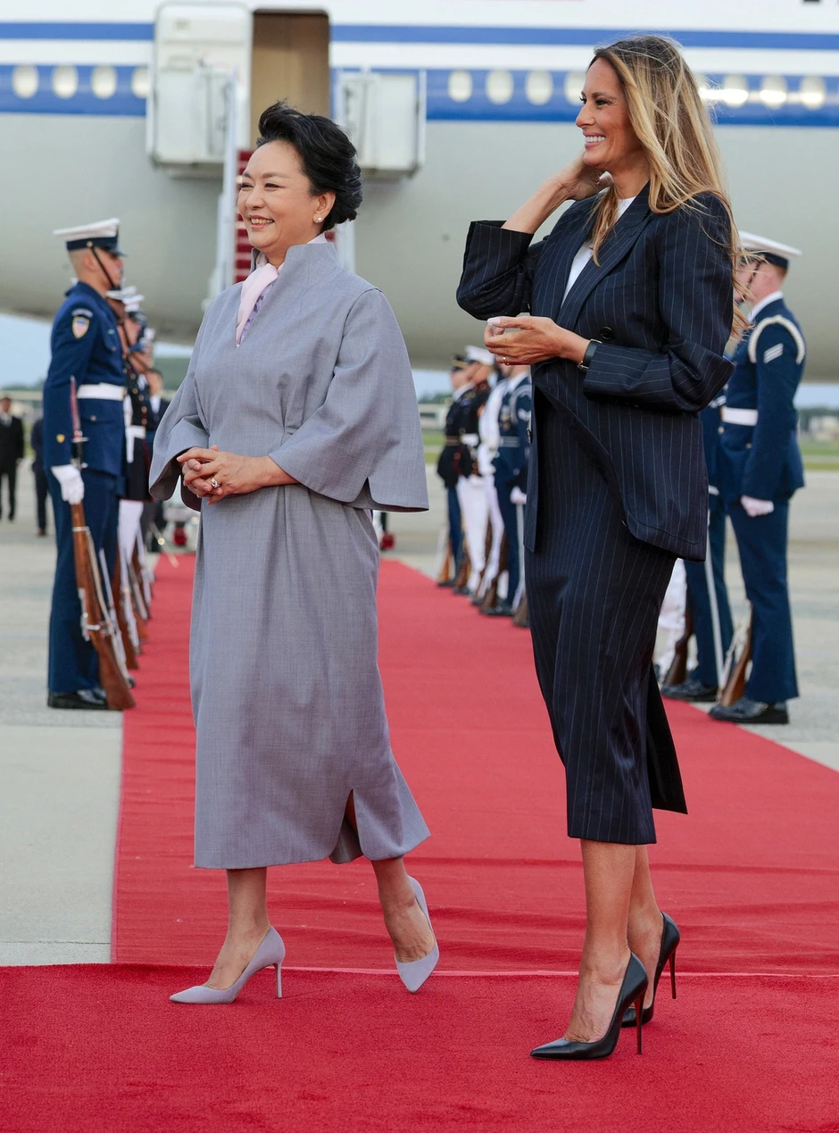 Bà Melania Trump gây chú ý với đôi giày cao gót ra sân bay đón ông Tập Bà Melania Trump gây chú ý với đôi giày cao gót ra sân bay đón ông Tập