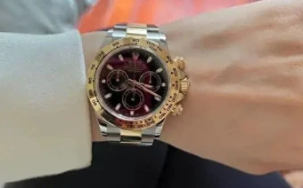 Bán đồng hồ Rolex thu về hơn 560 triệu đồng, tối về người phụ nữ bất ngờ bị phong tỏa tài sản: Công an đưa vào diện tình nghi, mất cả đồ lẫn tiền