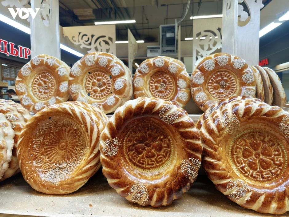 Bánh mì Tandir kể chuyện Trung Á giữa lòng nước Nga Bánh mì Tandir kể chuyện Trung Á giữa lòng nước Nga