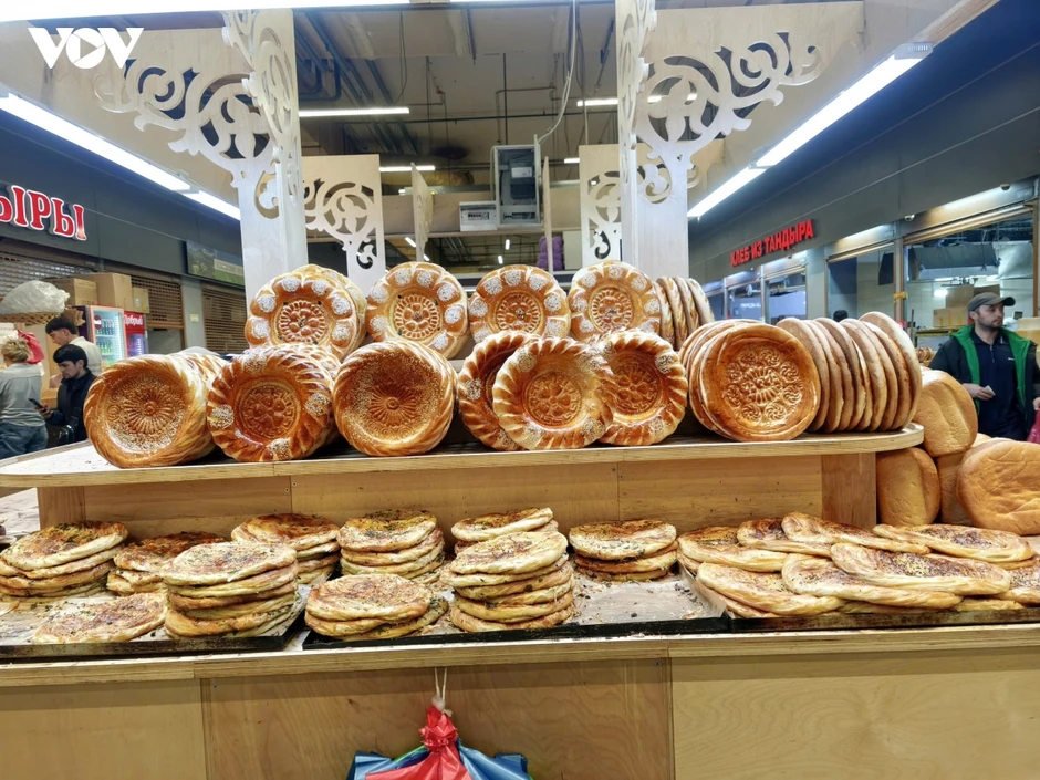 Bánh mì Tandir kể chuyện Trung Á giữa lòng nước Nga Bánh mì Tandir kể chuyện Trung Á giữa lòng nước Nga