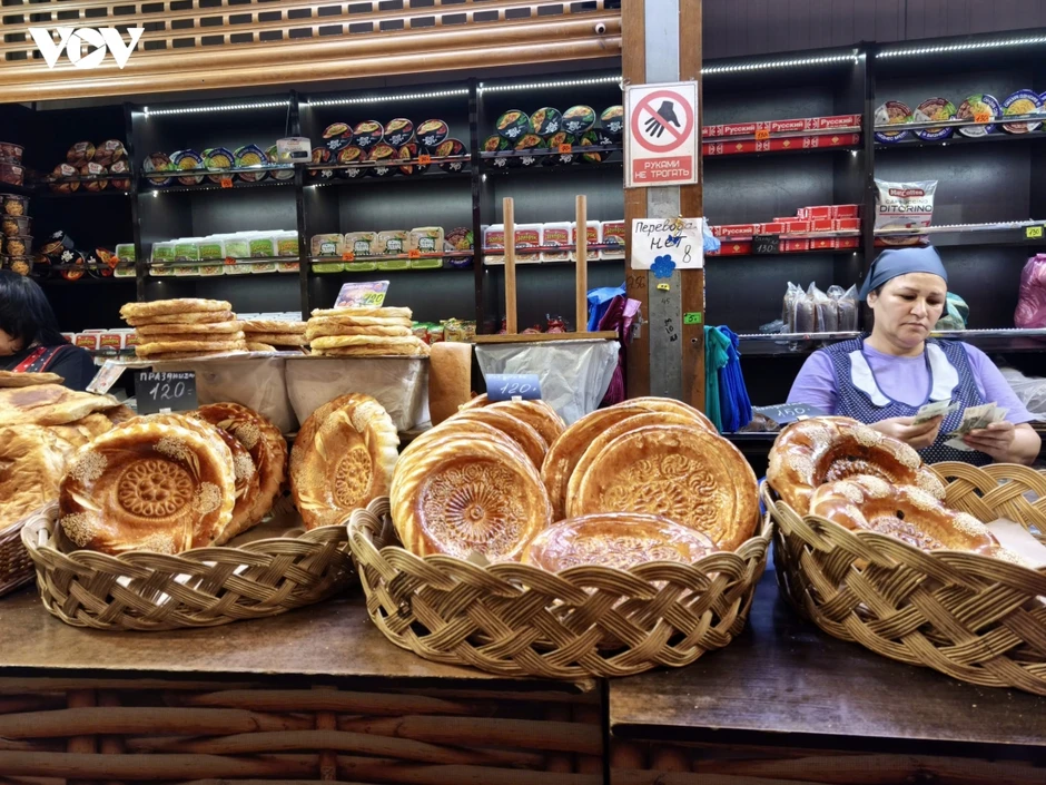 Bánh mì Tandir kể chuyện Trung Á giữa lòng nước Nga Bánh mì Tandir kể chuyện Trung Á giữa lòng nước Nga