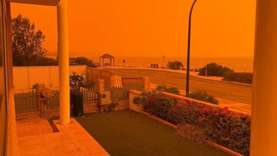 'Bão sắt' nhuộm đỏ bầu trời Tây Australia 'Bão sắt' nhuộm đỏ bầu trời Tây Australia