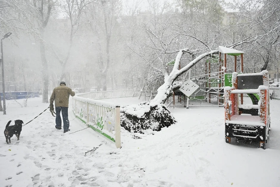 Bão tuyết trái mùa phủ trắng Moscow, giao thông tê liệt, nhiều phương tiện hư hại Bão tuyết trái mùa phủ trắng Moscow, giao thông tê liệt, nhiều phương tiện hư hại