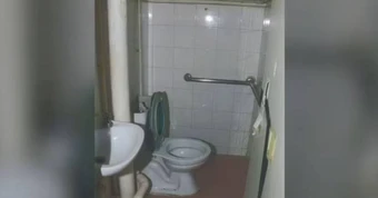 Bé gái 5 tuổi tử vong sau khi bị mẹ kế nhốt trần truồng 10 tháng trong nhà vệ sinh, đói đến mức ăn cả đệm, hiện trường xót xa