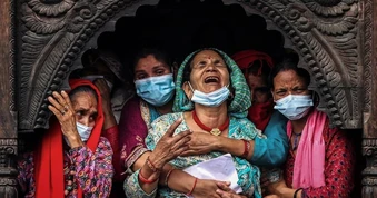 Bé trai 9 tuổi ám ảnh khoảnh khắc rời tay mẹ trong lũ dữ ở Nepal