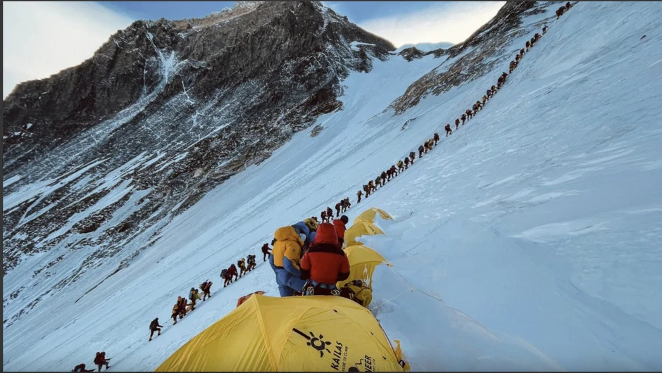Bên trong “Thung lũng Cầu Vồng” trên đỉnh Everest: Nghĩa địa lộ thiên ám ảnh của những người chinh phục đỉnh núi cao nhất thế giới