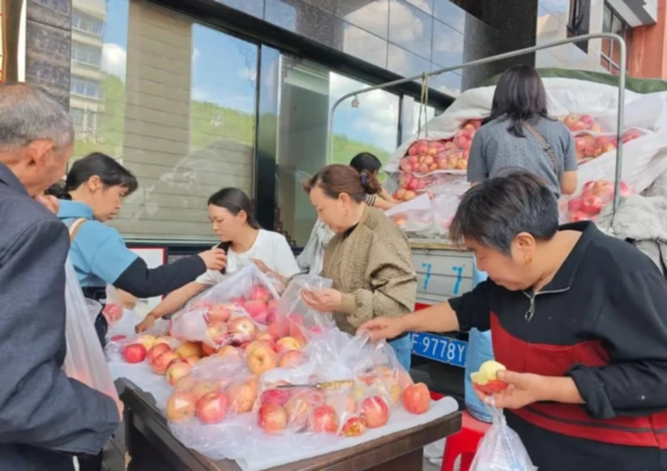 Bệnh viện giúp nông dân đột quỵ bán sạch 4 tấn táo Bệnh viện giúp nông dân đột quỵ bán sạch 4 tấn táo