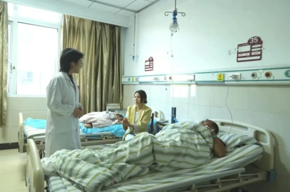 Bệnh viện giúp nông dân đột quỵ bán sạch 4 tấn táo Bệnh viện giúp nông dân đột quỵ bán sạch 4 tấn táo