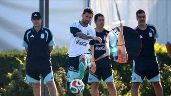 'Bùa may mắn' ruy băng đỏ của đội Argentina qua ba kỳ World Cup - Báo TinVina