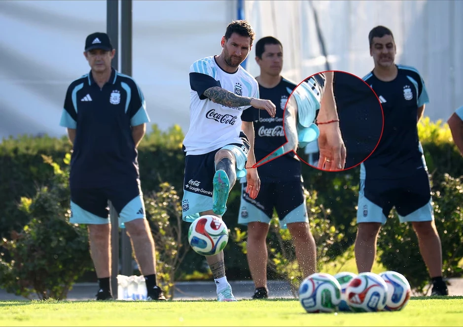 'Bùa may mắn' ruy băng đỏ của đội Argentina qua ba kỳ World Cup - Báo TinVina 'Bùa may mắn' ruy băng đỏ của đội Argentina qua ba kỳ World Cup - Báo TinVina