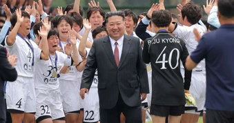 Cầu thủ Triều Tiên bật khóc khi gặp ông Kim Jong-un sau chiến thắng lịch sử