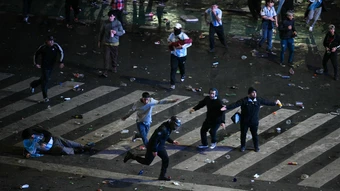 CĐV Argentina đụng độ cảnh sát sau thất bại World Cup - Báo TinVina
