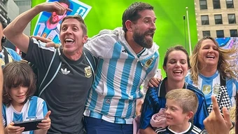 CĐV Argentina, Tây Ban Nha xuống đường trước trận chung kết World Cup - Báo TinVina