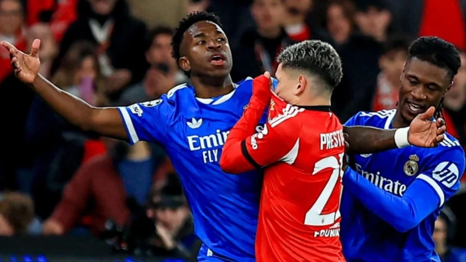 Chủ tịch FIFA đề xuất thẻ đỏ cho cầu thủ che miệng khi tranh cãi trên sân