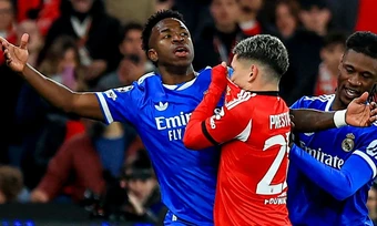 Chủ tịch FIFA đề xuất thẻ đỏ cho cầu thủ che miệng khi tranh cãi trên sân