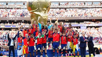 Chủ tịch FIFA giục ông Trump rời bục khi đội Tây Ban Nha nâng cúp - Báo TinVina
