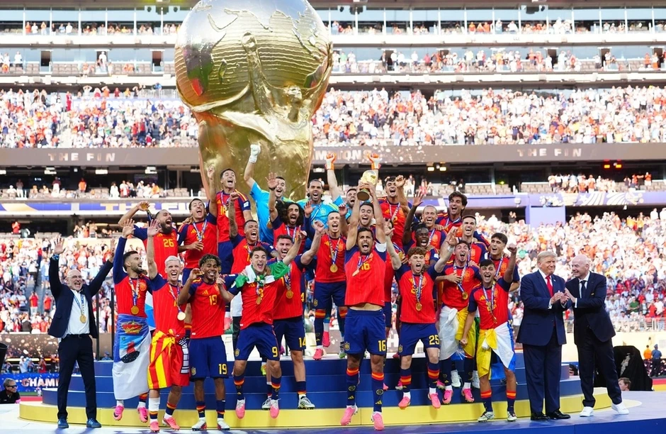 Chủ tịch FIFA giục ông Trump rời bục khi đội Tây Ban Nha nâng cúp - Báo TinVina Chủ tịch FIFA giục ông Trump rời bục khi đội Tây Ban Nha nâng cúp - Báo TinVina