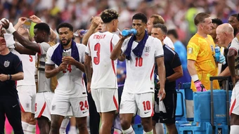 Cổ động viên phản đối luật nghỉ tiếp nước tại World Cup - Báo TinVina