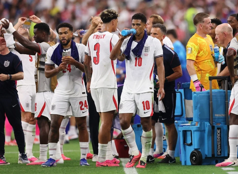 Cổ động viên phản đối luật nghỉ tiếp nước tại World Cup - Báo TinVina Cổ động viên phản đối luật nghỉ tiếp nước tại World Cup - Báo TinVina
