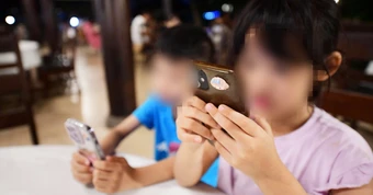 Con chơi game, lên mạng xã hội sớm: Cấm hay 'nương theo'?