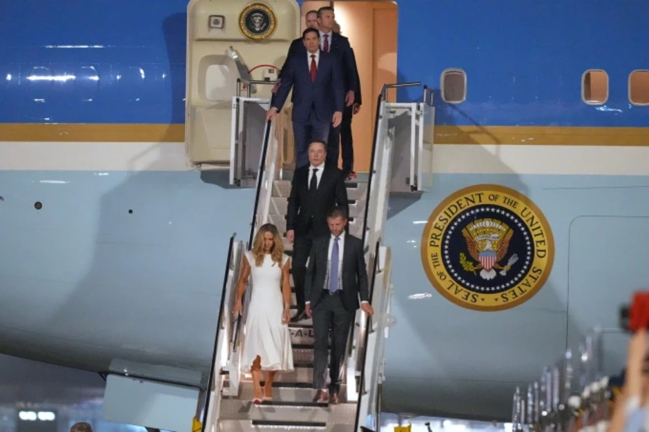 Con dâu ông Trump gây chú ý với trang phục sườn xám