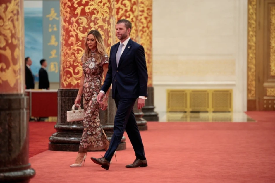 Con dâu ông Trump gây chú ý với trang phục sườn xám