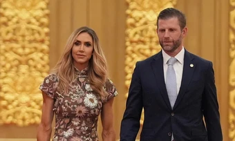 Con dâu ông Trump gây chú ý với trang phục sườn xám