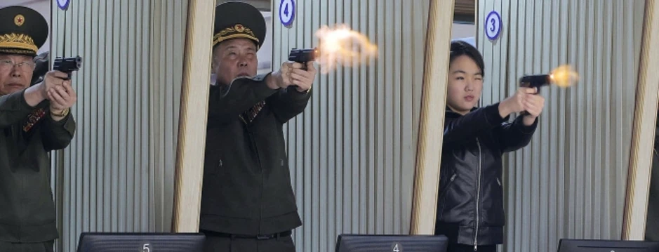 Con gái ông Kim Jong-un bắn súng khi thăm nhà máy vũ khí