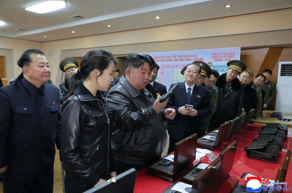 Con gái ông Kim Jong-un bắn súng khi thăm nhà máy vũ khí
