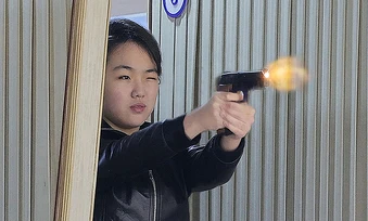 Con gái ông Kim Jong-un bắn súng khi thăm nhà máy vũ khí