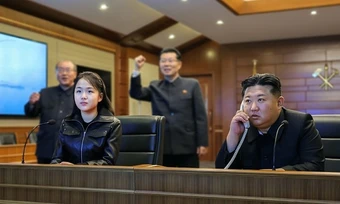 Con gái ông Kim Jong-un giám sát thử tên lửa chiến lược