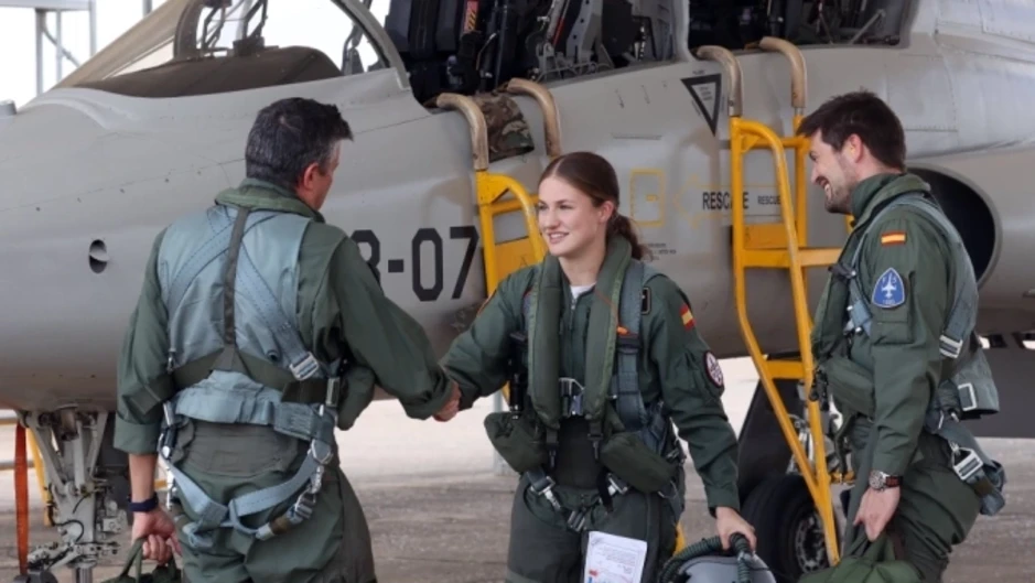 Công chúa Tây Ban Nha lái tiêm kích F-5 Công chúa Tây Ban Nha lái tiêm kích F-5
