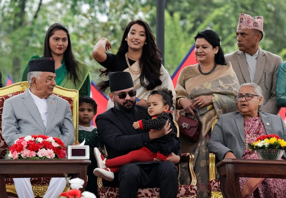Cựu ca sĩ nhạc rap 35 tuổi tuyên thệ trở thành Thủ tướng Nepal Cựu ca sĩ nhạc rap 35 tuổi tuyên thệ trở thành Thủ tướng Nepal