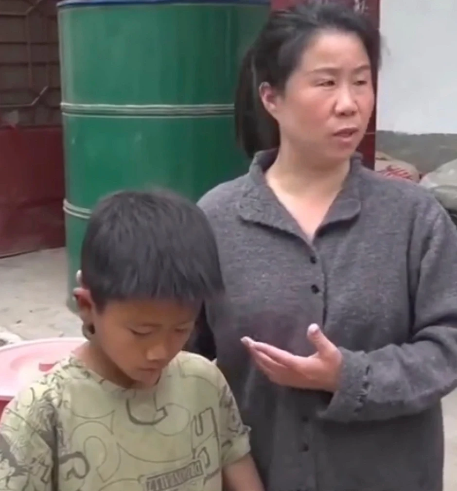 Dành phần ăn từ trường về nuôi ông, cậu bé 9 tuổi mồ côi khiến 46 triệu người bật khóc Dành phần ăn từ trường về nuôi ông, cậu bé 9 tuổi mồ côi khiến 46 triệu người bật khóc