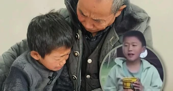 Dành phần ăn từ trường về nuôi ông, cậu bé 9 tuổi mồ côi khiến 46 triệu người bật khóc