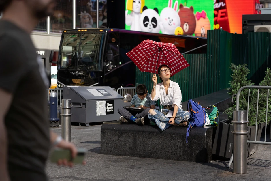 Đế giày bị chảy, dính xuống đường ở New York giữa vòm nhiệt "thiêu đốt" Đế giày bị chảy, dính xuống đường ở New York giữa vòm nhiệt "thiêu đốt"