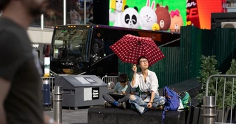 Đế giày bị chảy, dính xuống đường ở New York giữa vòm nhiệt "thiêu đốt"