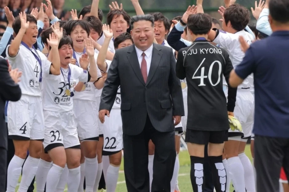 Đội bóng đá nữ Triều Tiên òa khóc khi gặp ông Kim Jong-un Đội bóng đá nữ Triều Tiên òa khóc khi gặp ông Kim Jong-un