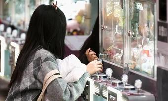 Đốt gần 13.000 USD cho trò gắp thú