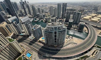 Đường phố Dubai thưa thớt sau các đợt tập kích của Iran