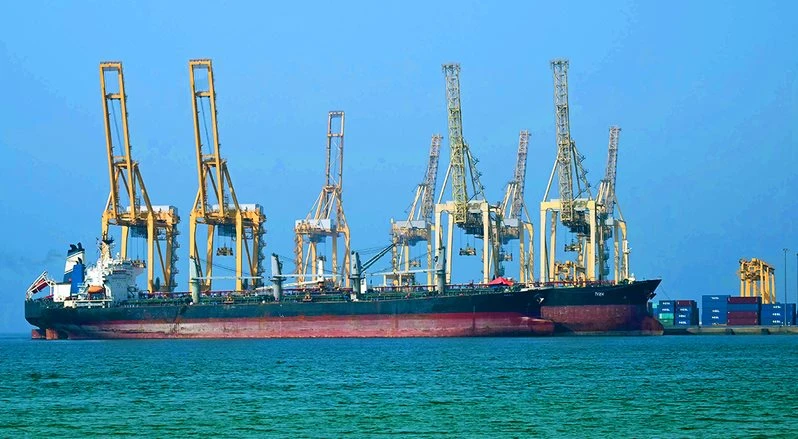 Eo biển được mệnh danh là "yết hầu năng lượng" của thế giới: 20 triệu thùng dầu đi qua mỗi ngày, hiện 3.200 tàu đang bị mắc kẹt