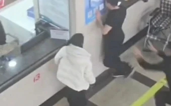 Ghen tuông vì bác sĩ nam khám cho vợ bầu, chồng đến đại náo bệnh viện, đòi "mai ly hôn" và húc đầu vào tường tự tử