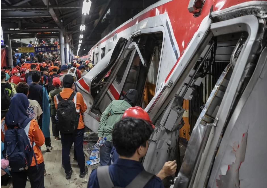 Hai đoàn tàu đâm nhau ở Indonesia, hơn 100 người thương vong Hai đoàn tàu đâm nhau ở Indonesia, hơn 100 người thương vong