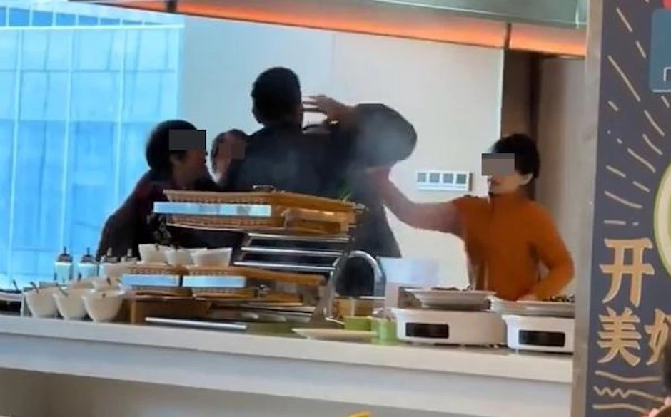Hai mẹ con đánh nhân viên vì bị ngăn gói đồ buffet mang về Hai mẹ con đánh nhân viên vì bị ngăn gói đồ buffet mang về