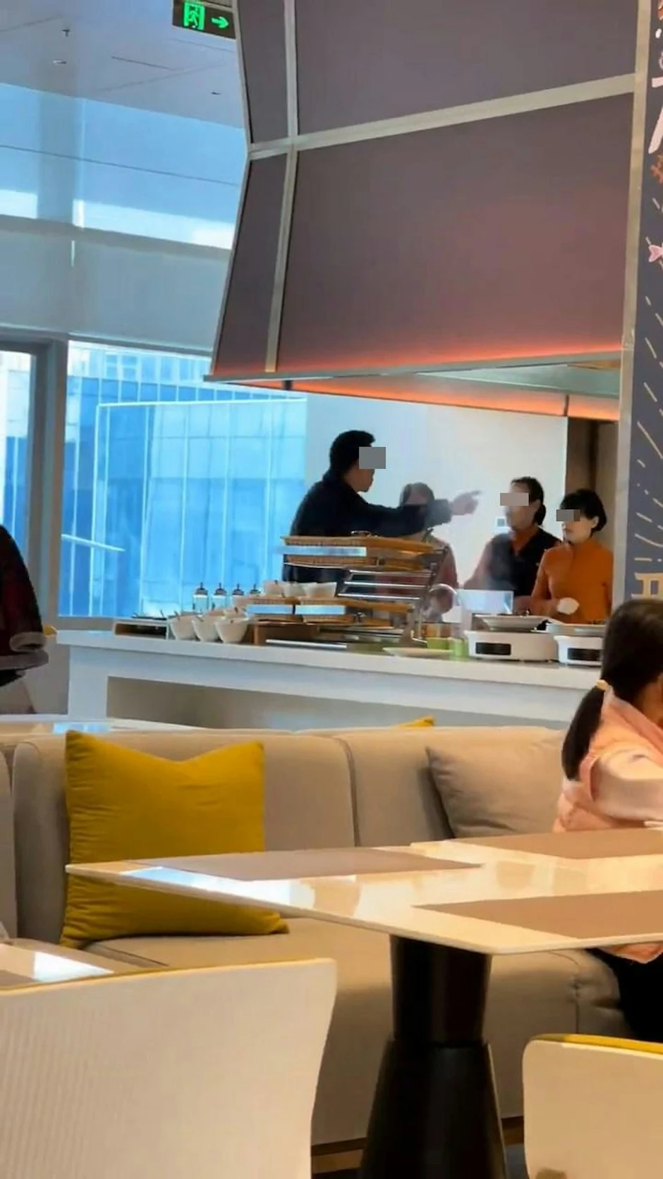 Hai mẹ con đánh nhân viên vì bị ngăn gói đồ buffet mang về Hai mẹ con đánh nhân viên vì bị ngăn gói đồ buffet mang về