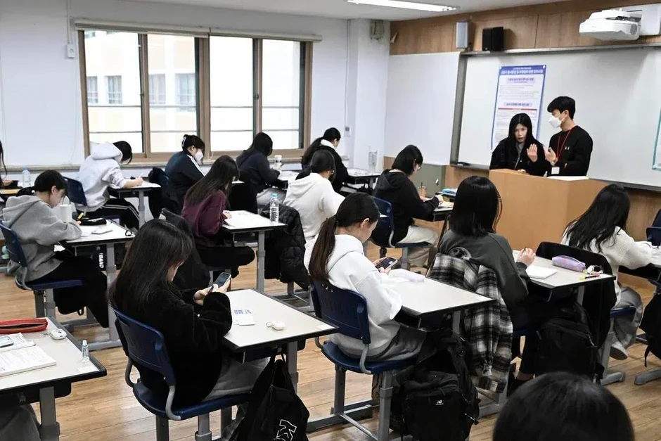 Hàn Quốc lần đầu phát hiện thí sinh dùng kính thông minh AI gian lận thi cử
