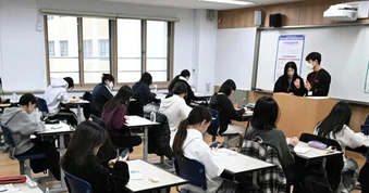 Hàn Quốc lần đầu phát hiện thí sinh dùng kính thông minh AI gian lận thi cử